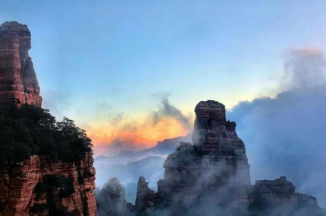 嶂石岩地貌和丹霞地貌,张家界地貌并称为中国三大旅游砂岩地貌.