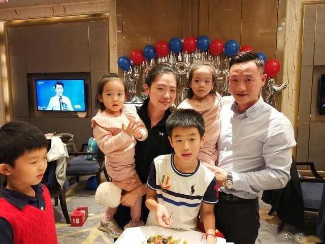 双胞胎|双胞胎女儿越长越不像，身高差明显杨威晒三子女在豪宅玩耍照