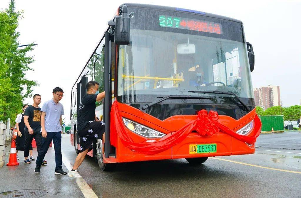 崇州85辆新能源公交车"上岗"
