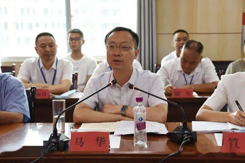 颁发聘任书 黄东胜,张辉杰分别就凤冈县及县人民医院近年来的发展