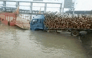 搞笑Gif:妹子你的骨骼太软了吧