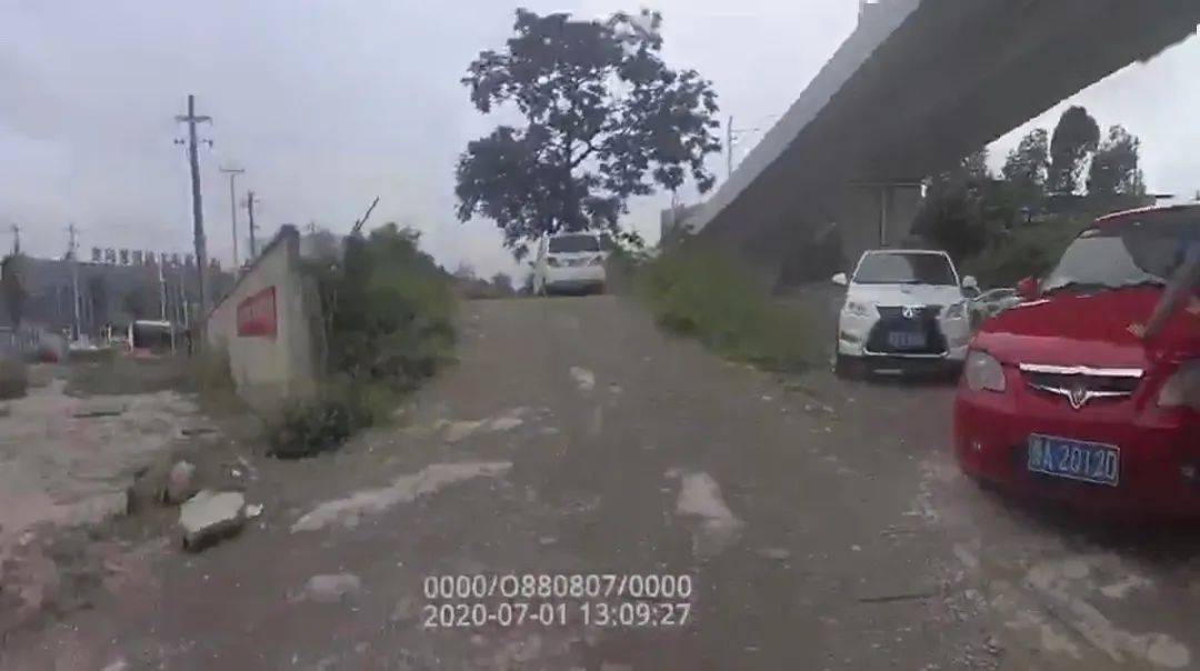 猖狂！贵阳一“黑车”司机冲撞执法人员，造成