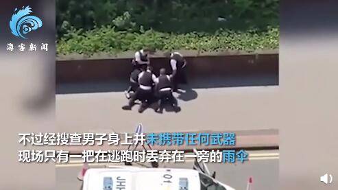 白人|8名英国白人警察围殴黑人男子 疑其携武器却只搜出伞