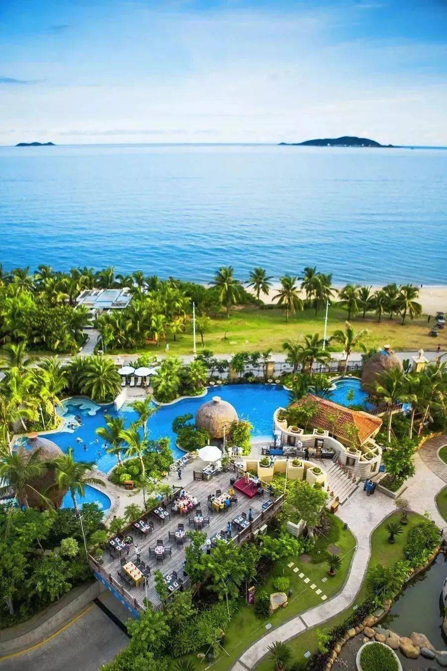 酒店的地理位置特别好,临近海边椰梦长廊,距三亚西岛旅游度假区约7