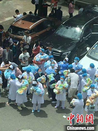赫章县|他们一人抱一个孩子与地震“赛跑”