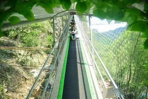 龙山5d玻璃桥由湖南娄底飞水 涯景区和平顶山润发旅游服务有限公司