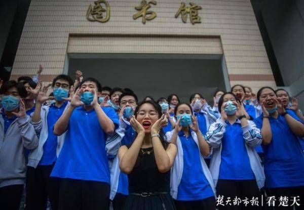 高三|学校为高三学生补办“成人礼”高考前的“最后一节课”