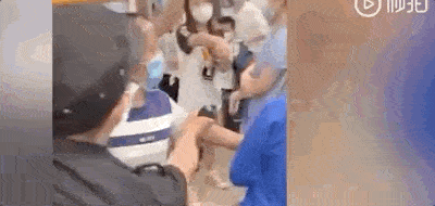 解气!地铁内猥亵女孩,男子被