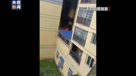 火场|不送货了！贵州遵义11名快递小哥冲进火场去救火