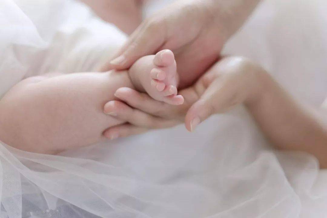 婴儿|除了拍嗝，你还可以这样做！宝宝打嗝止不住?别干着急