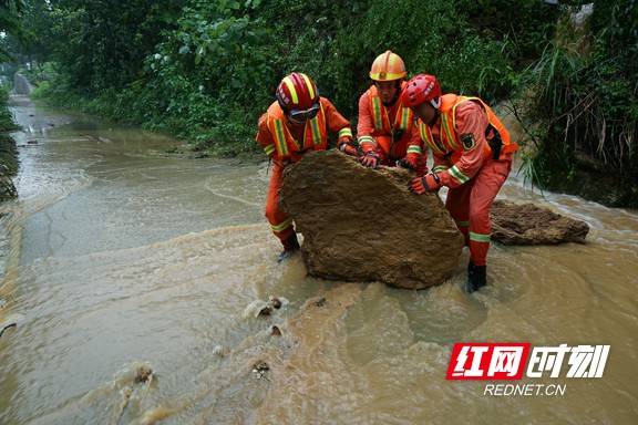 湖南|组图丨暴雨中，消防员徒步涉水4公里救援