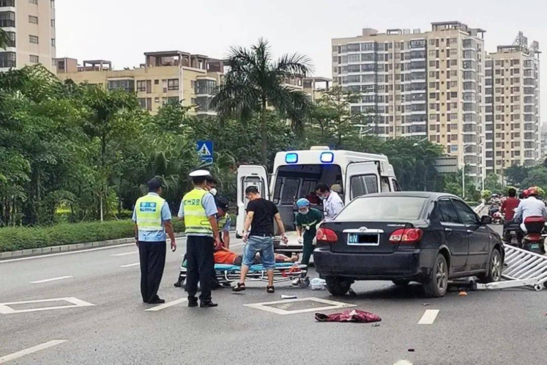 事发时电动车驾驶人梁某从辅道上突然驾车闯入机动车道内与胡某正常