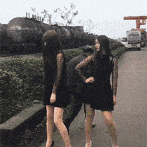 搞笑GIF:看姑娘这走路的姿势,八成是发工资了