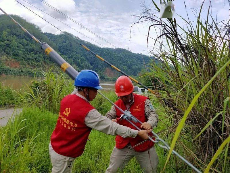 如果必须出门,切记远离—— 01 供电员工正在加固的就是电杆的拉线