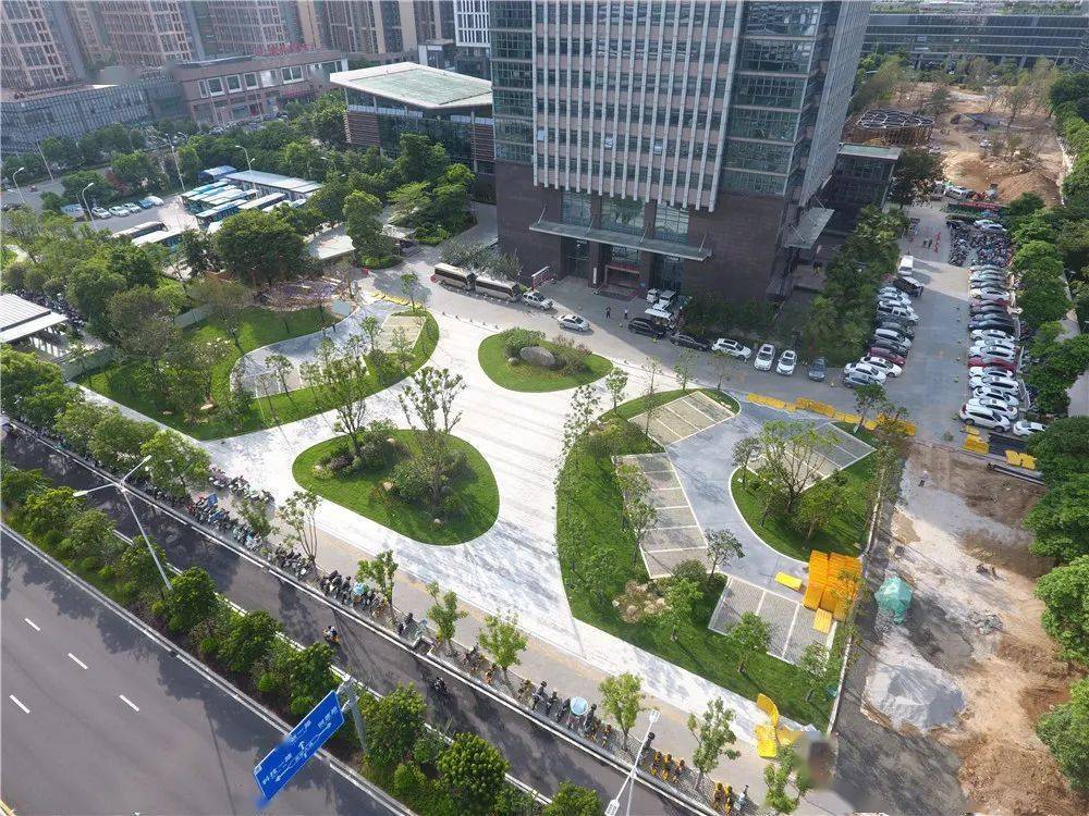 如今,创业园中央绿化带前广场正在进行绿化种植,人行铺装,停车位