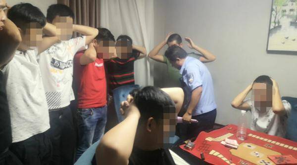 扑克牌|聚众“斗牛”，荷塘警方抓获17人
