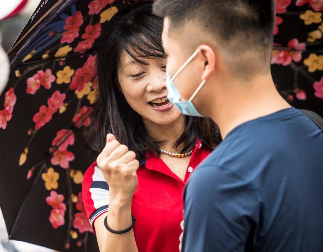 高考|多图直击桂林高考现场!这一幕幕让人动容…