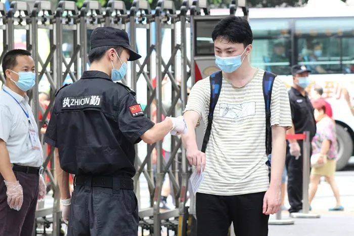 高考|多图直击桂林高考现场!这一幕幕让人动容…