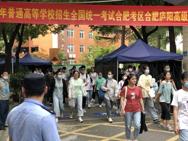 合肥市|组图：高考第一天结束 考场外最真实的画面记录