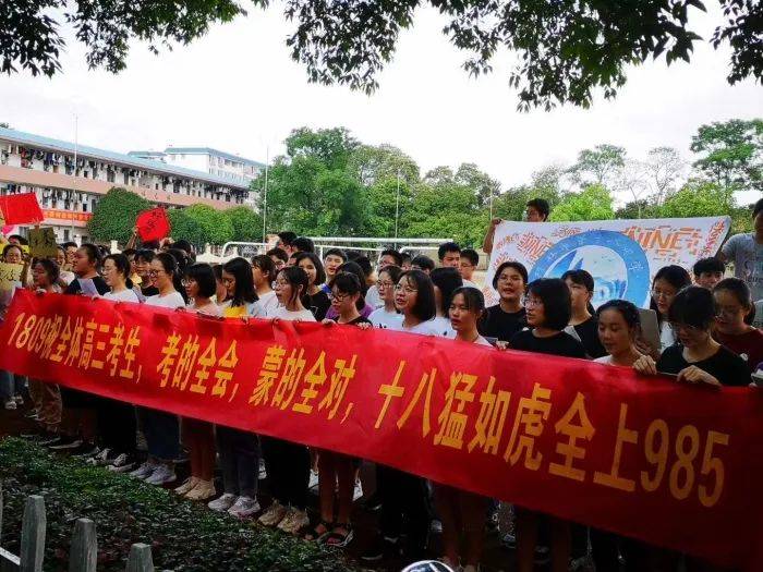 高考|多图直击桂林高考现场!这一幕幕让人动容…