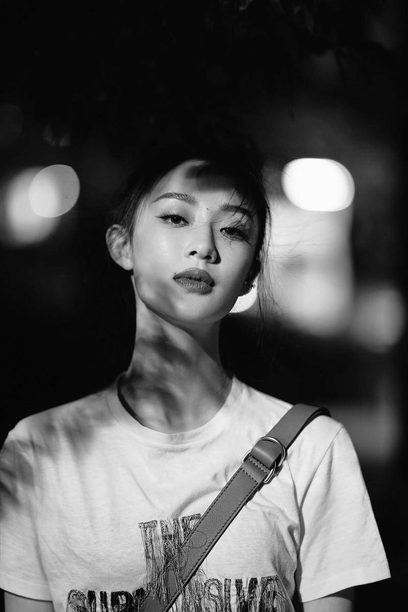 大片■孙佳雨夏夜街拍大片曝光 慵懒随性风格多变,