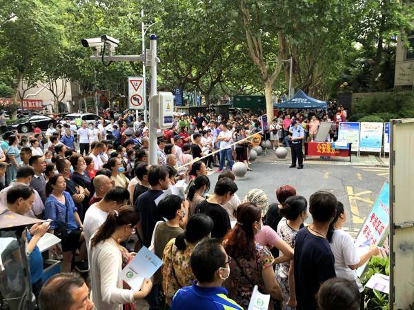合肥市|组图：高考第一天结束 考场外最真实的画面记录