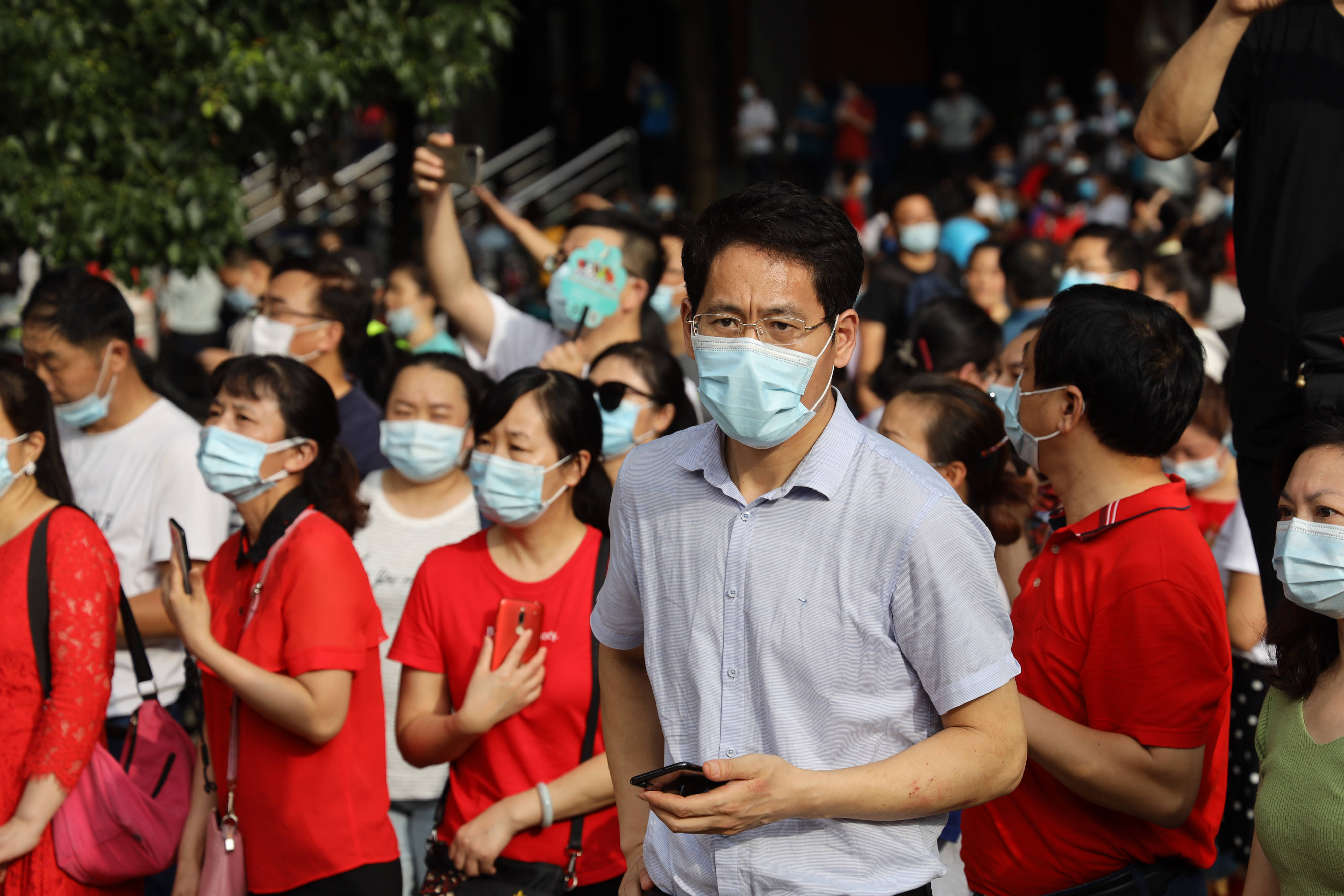 武汉|经历疫情和高考双重考验，武汉5.35万名“后浪”走出考场