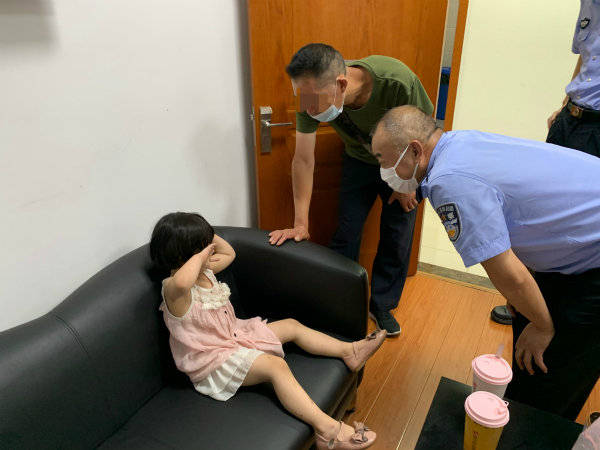 家人|仗着能背爸爸手机号10个数字，4岁囡独自上街