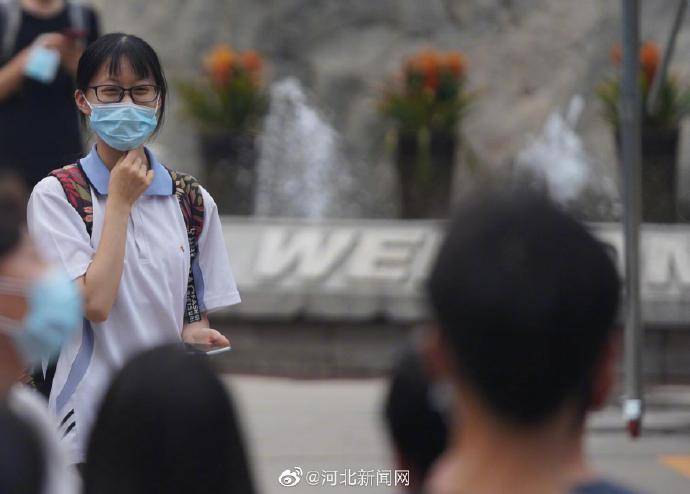 河北|高考结束 家长迎接考生走出考场