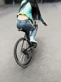 搞笑gif:妹子自从买了这辆车,创可贴费都省了不少