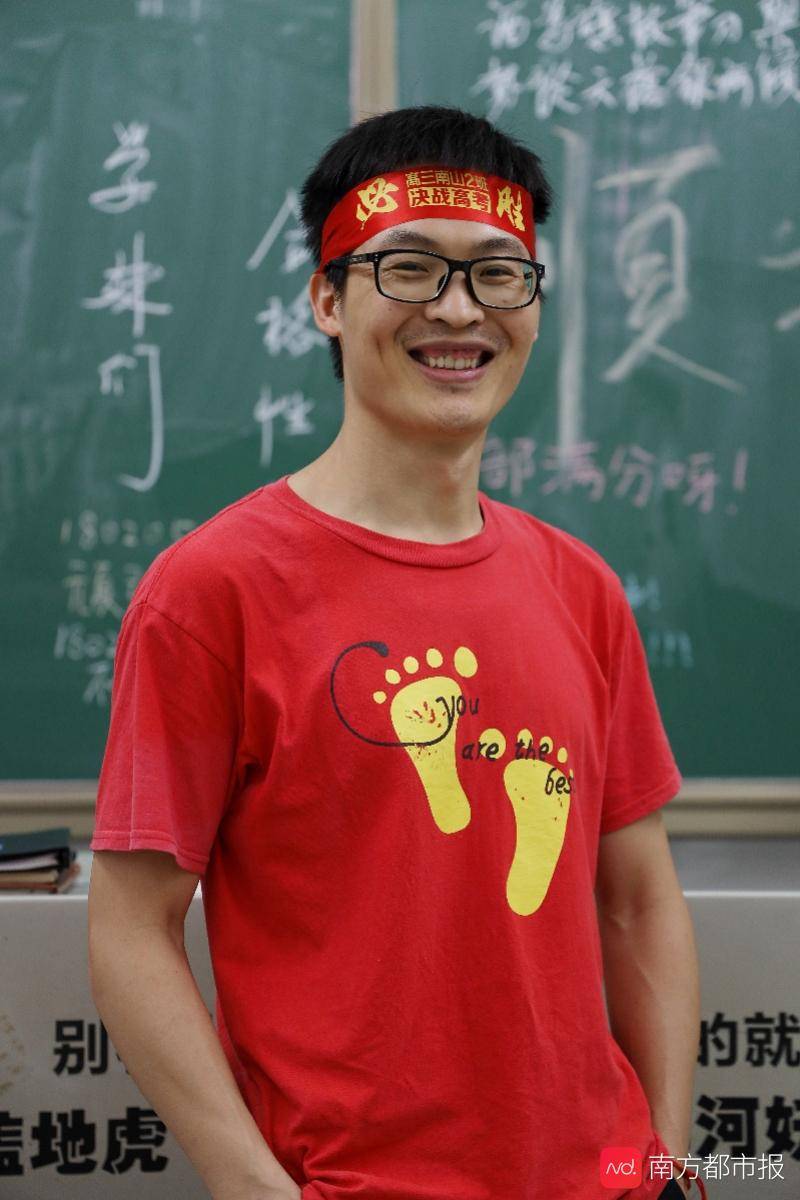 高考|翻素描本看女团表演，高考结束回到课室考生们在做这些事