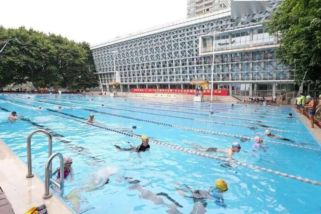 变成了室内场广东奥林匹克体育中心游泳馆地址:广州市天河区东郊黄村