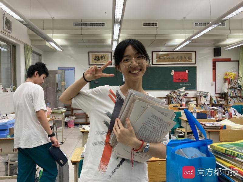 高考|翻素描本看女团表演，高考结束回到课室考生们在做这些事