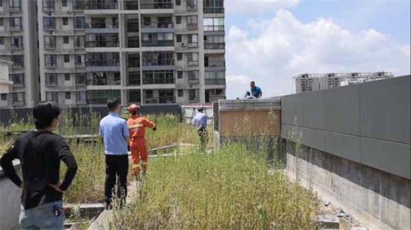 救援|险！男子高温天欲跳楼轻生 一不小心热晕在楼顶