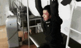 搞笑GIF:这年头当个伴娘也太不容易了,姑娘以后长点心吧!