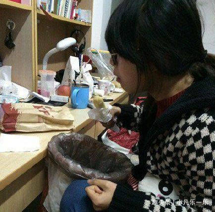 搞笑GIF:妹子的包里如果不是化妆品,那一般只有零食
