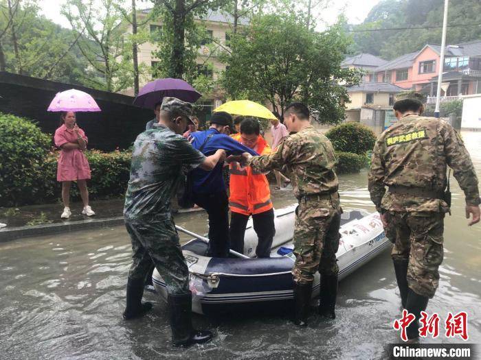 富阳|新安江水库首次9孔全开泄洪 下游群众彻夜紧急转移