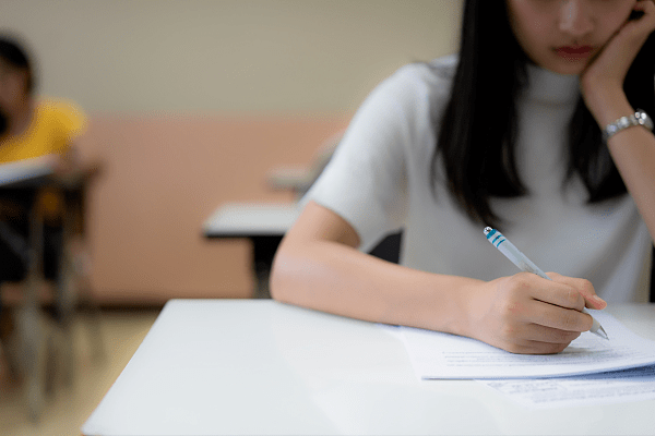 李华|闪电评论丨“李华”毕业了，青春的书信代谁书写？