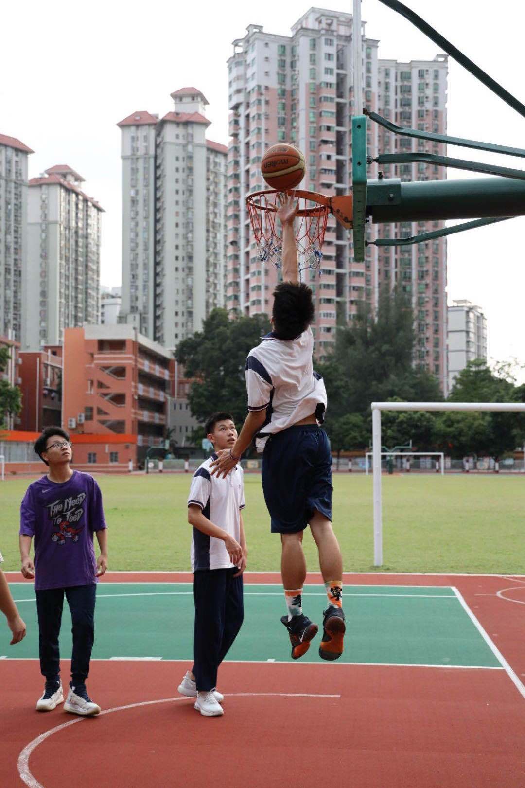 记者|直击广州各中学高考结束瞬间，鲜花、拥抱、爸爸妈妈的吻！