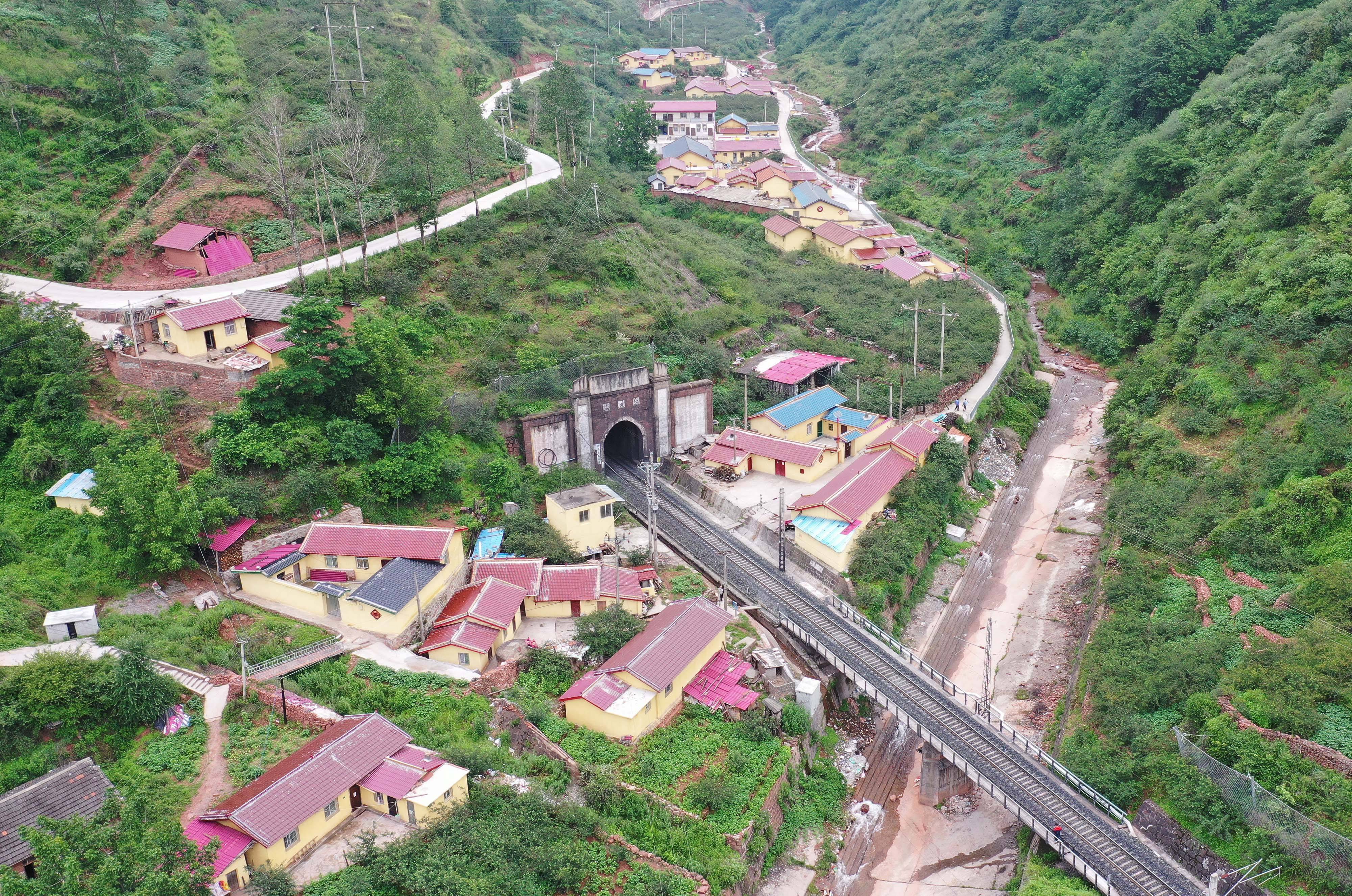 坐落在在成昆铁路沙马拉达隧道旁的拉达新村(无人机照片,6月20日摄.