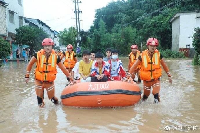 杨梓镇|400余师生被洪水围困 消防紧急转移