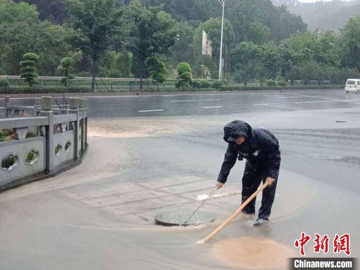 小区|浙江新安江水库泄洪：建德沿江小区进水 当地连夜排查