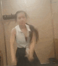搞笑GIF:这年头当个伴娘也太不容易了,姑娘以后长点心吧!