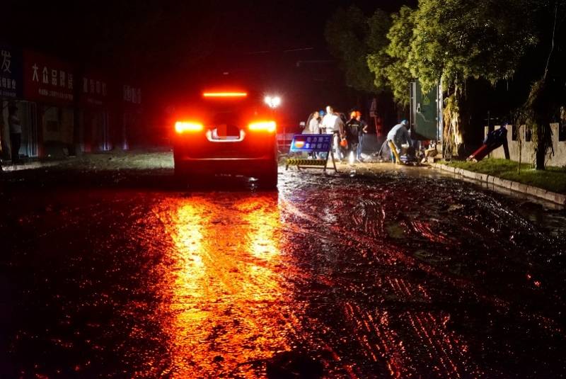 考点|探访高考两科延期的歙县：两考点水位退去，浮桥被放置在附近备用