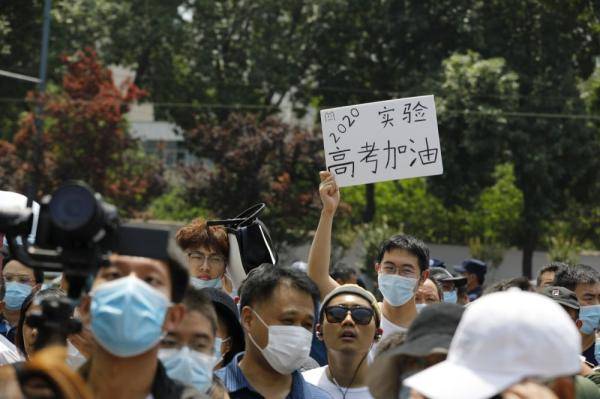 场外|高考进行时—— 考场外的守望者