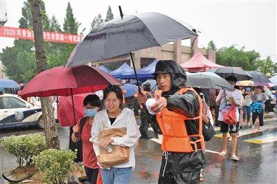 老师|洪涝中的歙县高考