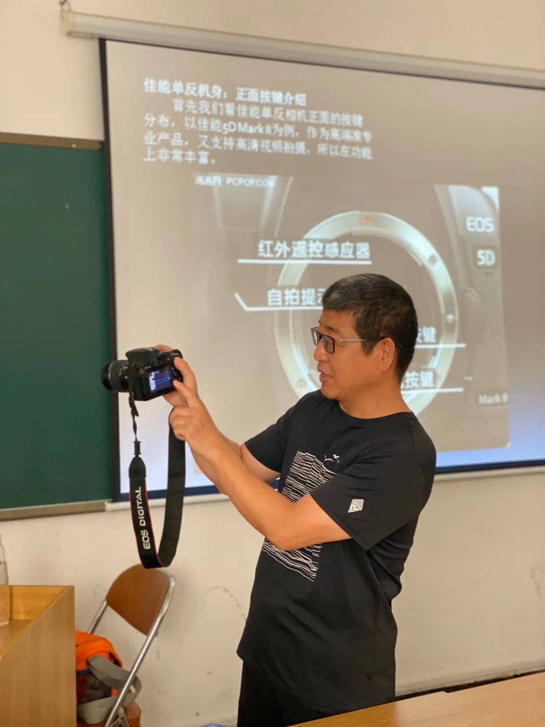 摄影|狙击精彩镜头 用“新”更要用“心”——槐荫区老年大学工作人员摄影知识培训