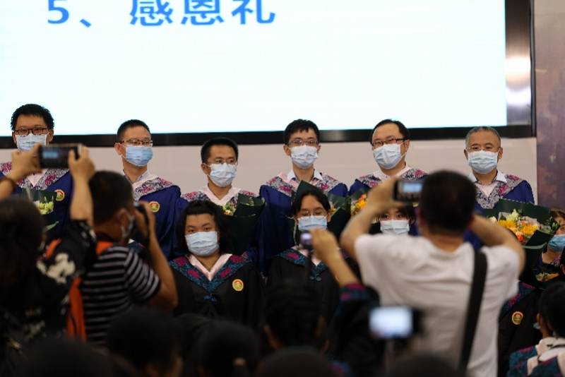 冠冕|广雅中学坚持十年为学生举行毕业冠冕礼，今年有点特别