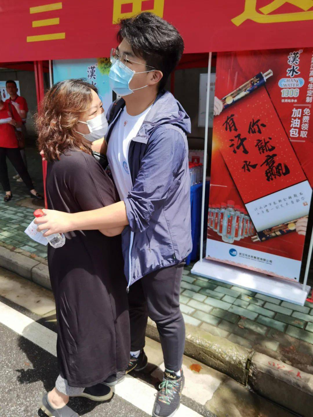 8日下午,英语科目考试前,王琼与儿子拥抱,给他鼓劲加油