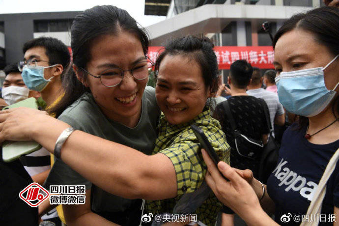 高考|我！们！考！完！了！高考结束考生冲出考场的瞬间